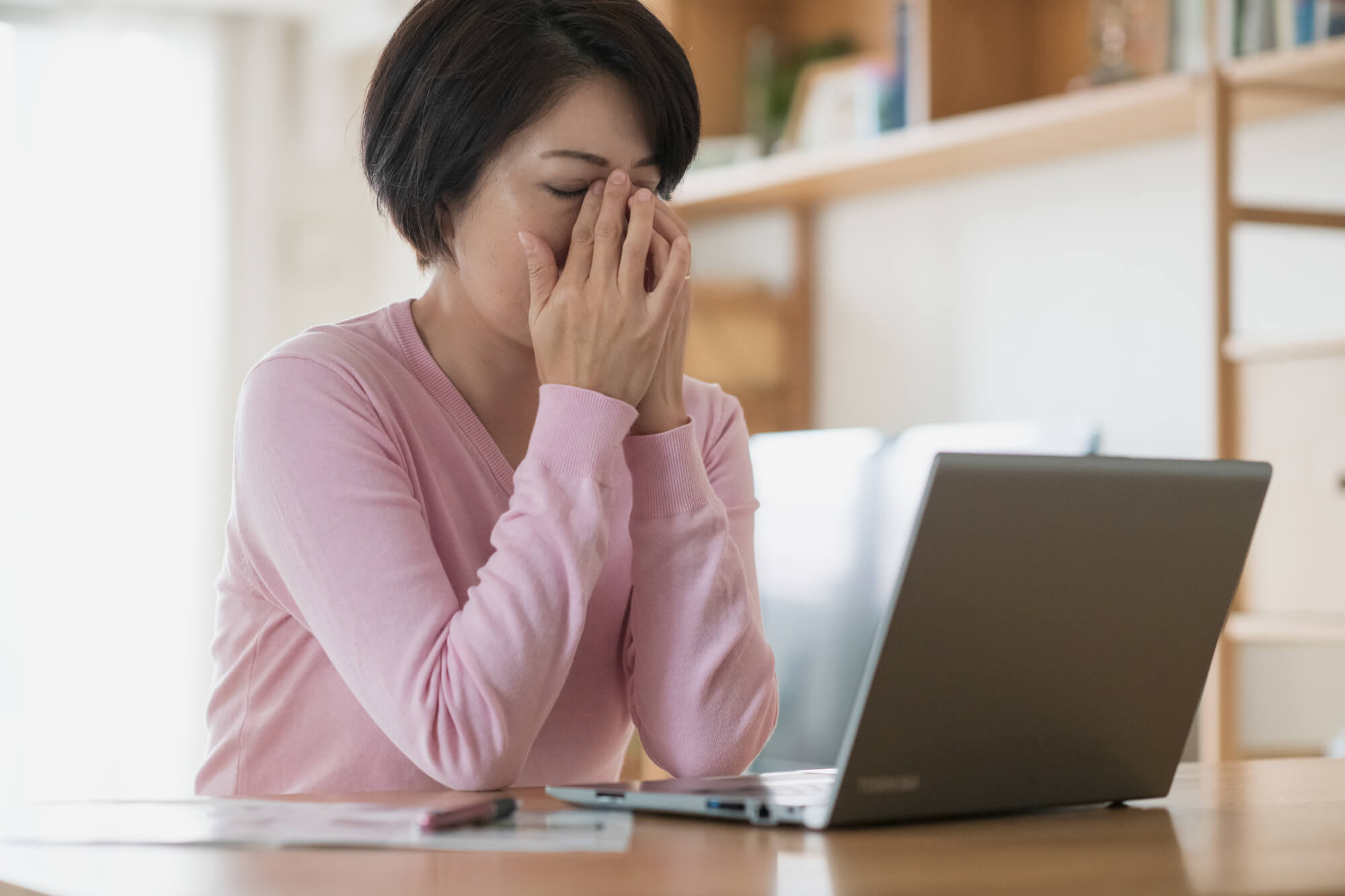 目元にシワができてしまう理由