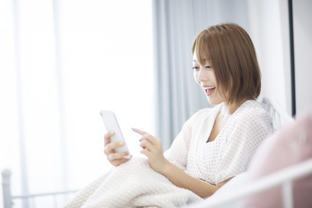 目とスマートフォンの距離を離す